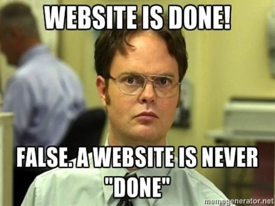 Meme sobre digitalización de negocios con la frase "Website is Done! False. A website is never 'done'". Representa la importancia de la optimización continua en la implementación de inteligencia artificial, automatización de procesos empresariales y estrategias para escalar un negocio digital.