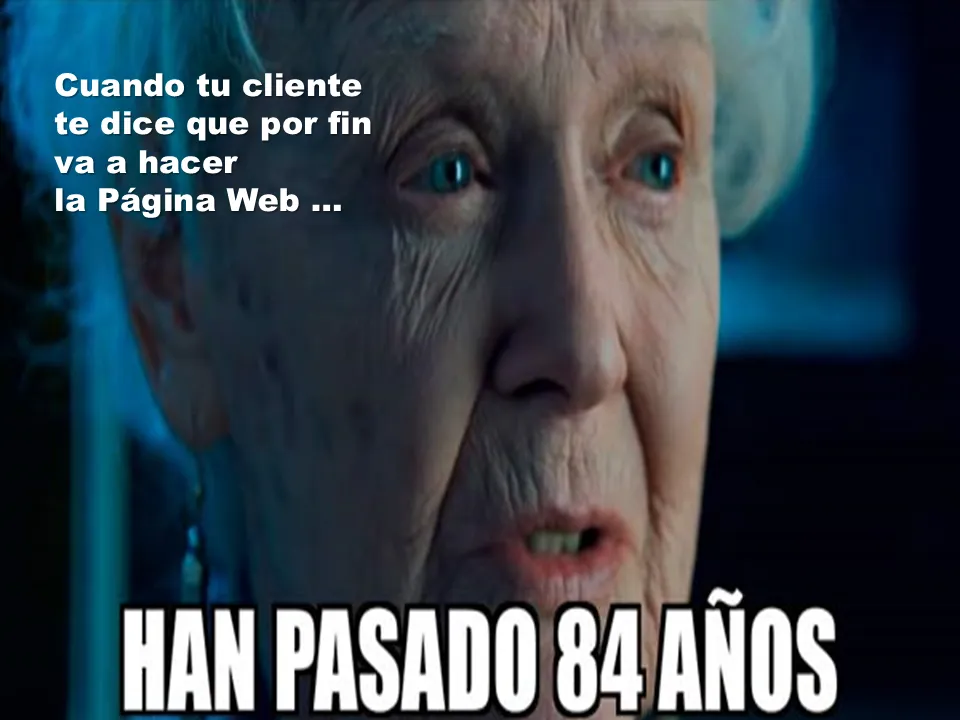 Meme humorístico sobre la postergación de la digitalización de servicios profesionales. Texto: "Cuando tu cliente te dice que por fin va a hacer la Página Web… Han pasado 84 años". Ideal para reflejar la necesidad de optimizar portafolios digitales y aumentar ventas en línea con soluciones tecnológicas.
